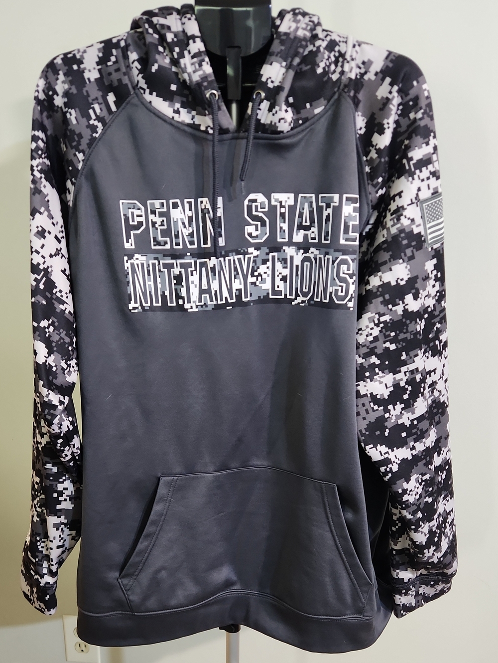 Colosseum Penn State Nittany Lions MensBlack & Gray Digital Camo Hoodie. XXXL.